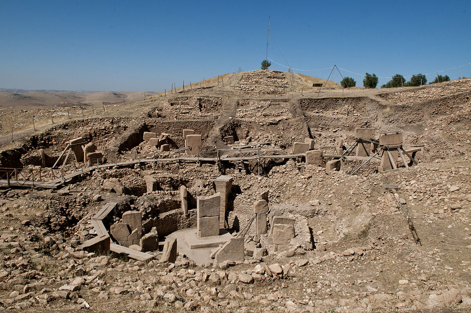 Göbeklitepe ana alanı ve T biçimli dikilitaşlar