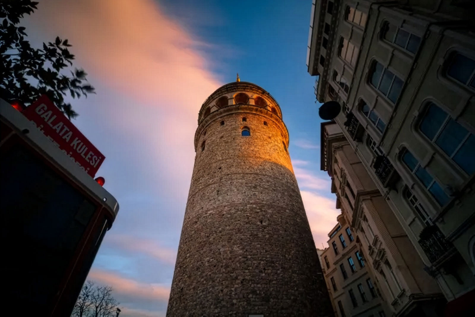 Gece ışıkları altında Galata Kulesi silueti